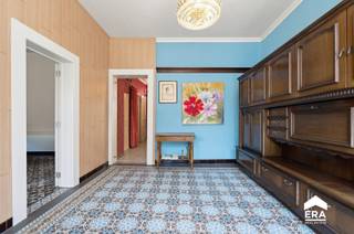<p><strong>TE KOOP: Gezellige woning in het centrum van Watou</strong><br /> </p>
<p>Deze betaalbare rijwoning met potentieel kan je terugvinden op een centrale ligging in Watou. De woning beschikt over twee slaapkamers en is een interessante opportuniteit voor de handige harry. Dankzij de ligging in het centrum geniet u van een vlotte bereikbaarheid en alle dagelijkse voorzieningen binnen handbereik. Een compacte woning met een functionele indeling, ideaal voor starters of investeerders.<br /> </p>
<p>Belangrijkste ruimtes:<br />• Woonkamer met aangename leefruimte<br />• Functionele keuken met aansluitende voorzieningen<br />• Badkamer<br />• 2 slaapkamers<br />• Garage met extra bergruimte<br />• Zolder<br />• Tuin met extra bergruimte</p>
<p>Troeven:<br />• Centrale ligging in Watou<br />• Betaalbare woning <br />• Garage én buitenruimte</p>
<p> </p>
<p>Neem vandaag nog contact op met je ERA-makelaar voor een bezoek.</p>
<p> </p>
<p>JOUW DROOMHUIS. ZO GEVONDEN!</p>
