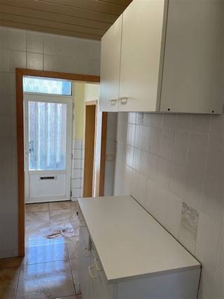 Kleine woning in rustige straat te Noeveren. Op het gelijkvloers is een woonplaats van 18m², een kleine keuken met enkel kasten en een badkamer...