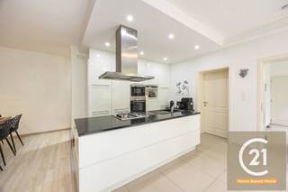 <div>
<div>
<div>
<div>
<section>
<div>
<div>
<div>
<div>
<div>
<div>
<h3>CENTURY 21 Vilvoorde – Zaventem stelt deze uitzonderlijke gezinswoning met 5 slaapkamers voor – Een unieke investeringskans</h3>
<p>Gelegen in een prestigieuze en gegeerde woonwijk biedt deze prachtige woning ongeveer <strong>180 m² bewoonbare oppervlakte</strong>, met ruime leefruimtes, een uitstekende staat van onderhoud en een toplocatie naast een groene zone.</p>
<p>De woning beschikt over <strong>5 ruime slaapkamers</strong>, <strong>2 badkamers</strong> en <strong>2 aparte toiletten</strong>, waardoor ze ideaal is voor een groot gezin of als rendabele vastgoedinvestering.</p>
<p>De lichtrijke leefruimte sluit naadloos aan op een <strong>volledig uitgeruste open keuken</strong>, perfect voor gezellige familiemomenten en het ontvangen van gasten. De woning werd ontworpen met aandacht voor comfort, ruimte en functionaliteit.</p>
<p>De ligging is een absolute troef: op slechts <strong>100 meter van de American International School</strong>, in een rustige en groene omgeving, met een vlotte verbinding naar alle voorzieningen en belangrijke invalswegen.</p>
<p>Momenteel wordt de woning succesvol uitgebaat als Airbnb-accommodatie en genereert zij een maandelijkse opbrengst van ongeveer <strong>€4.000</strong>, wat dit pand bijzonder interessant maakt voor investeerders die op zoek zijn naar een aantrekkelijk rendement.</p>
<p>Deze unieke eigendom combineert wooncomfort, een uitzonderlijke ligging en een sterk investeringspotentieel. Zowel voor eigen bewoning als voor verhuur vormt deze woning een uitstekende opportuniteit.</p>
<p>Voor meer informatie of een bezoek, neem contact op met <strong>CENTURY 21 Vilvoorde – Zaventem</strong>.<strong>Een buitenkans die u niet mag missen!</strong></p>
</div>
</div>
</div>
</div>
</div>
</div>
</section>
</div>
</div>
</div>
</div>