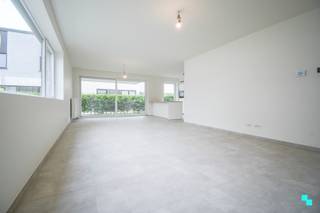 Dit <strong>gelijkvloers</strong> <strong>nieuwbouw appartement met twee slaapkamers</strong> beschikt over een bewoonbare oppervlakte van 107 m² en is gelegen op de gelijkvloerse verdieping in residentie De Prinne II. Indeling: inkomhal, apart gastentoilet, lichtrijke leefruimte met open geïnstalleerde keuken, annex berging (met voorziening voor wasmachine), badkamer (voorzien van inloopdouche en badkamermeubel met dubbele wastafel), twee slaapkamers en tuin/terras van 22,5 m². Verder beschikt het appartement ook over een tuintje met terras van 22,5 m². Woonproject Hof Ter Prinne is gelegen in het centrum van Gits en bestaat uit dertien appartementen en zeven woningen, verdeeld over vijf verschillende woonunits (A t.e.m. E). Aantrekkelijke, groene ligging! Hedendaagse architectuur | Zeer energiezuinig (E39) | Mogelijkheid tot aankoop parkeerplaats/garage | Verkoop onder BTW-stelsel | Justine organiseert voor dit nieuwbouw appartement de bezoeken ter plaatse, mits het maken van een afspraak. www.bordes.be