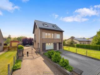 <br /><br />INSTAPKLARE GEZINSWONING met RUIM WOONVOLUME en een PRAKTISCHE INDELING, gelegen op een GUNSTIGE LIGGING NABIJ CENTRUM  Oudenaarde. Dankzij de NABIJHEID van winkels, scholen, openbaar vervoer en INVALSWEGEN geniet u hier van een UITSTEKENDE COMBINATIE tussen COMFORT en BEREIKBAARHEID. De grondoppervlakte van 738m² en de RUIME INDELING vormen dan ook de  IDEALE THUISBASIS VOOR GEZINNEN.<br />is uitgerust met 12 ZONNEPANELEN, wat bijdraagt aan een ENERGIEZUINIG KARAKTER en LAGERE ENERGIEKOSTEN.<br />De indeling gaat als volgt: via de inkomhal met gastentoilet betreedt u de klare leefruimte. Aansluitend bevindt zich de ingerichte keuken met achterliggende wasplaats en toegang tot de inpandige garage. Op de 1ste verdieping bevinden zich 2 ruime slaapkamers, een ingerichte badkamer en een praktische bureauruimte(babykamer)  ideaal voor thuiswerk of hobby. De 2de verdieping bestaat uit een verrassend ruime masterbedroom, wat zorgt voor extra wooncomfort en privacy.<br />Buitenshuis beschikt deze eigendom over een afgesloten oprit, een aangenaam terras en een leuke tuin, ideaal om in alle rust te genieten.<br /><br />Adres: Rekkemstraat 27 te Oudenaarde<br /><br />EPC: 259kWh/m², G-score en P-score A, Geen renovatieverplichting van toepassing, Bestuursmaatregelen in het maatregelenregister: Nee