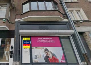 Dit ruime handelspand van ca. 98 m² (totale gelijkvloerse opp.) is gelegen in de bruisende Rue du Pont du Christ, een goed bereikbare en...