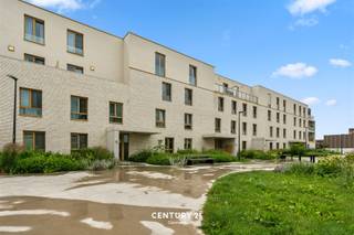<p><span><strong>Lichtrijk appartement met terras in het centrum van Herent</strong></span></p><p>In het centrum van Herent, met een uitstekende verbinding naar Leuven, Mechelen en Brussel, bevindt zich dit verzorgde appartement in een recent gebouw.</p><p>Het appartement beschikt over 1 ruime slaapkamer met dressing en een aansluitende badkamer uitgerust met een inloopdouche, een aangename leefruimte met eetplaats en moderne open keuken waar je kan genieten van veel natuurlijk lichtinval met directe toegang tot het gezellige terras, waar je in alle rust kan ontspannen.</p><p>Daarnaast is er een praktische technische berging met aansluiting voor een wasmachine en een droogkast. Op verdieping -1 bevinden zich een ruime privatieve kelderberging en een autostaanplaats. Ook is er een fietsenstalling voorzien, met een gereserveerde fietsplaats (F0.66).</p><p>Ben je op zoek naar een comfortabel appartement op een centrale ligging, gecombineerd met rust en woonkwaliteit? Dan is dit pand zeker een bezoek waard. <span><strong>Interesse? Neem contact op via 016 229 228 of office@connect-immo.be.</strong></span></p><p>EPC: 39 kWh/m² jaar - UC: 24038-G-DBA_2017017327/EP18163/A002/D01/SD035 - label A<br />Wug Gdv Gvv Vvg</p>