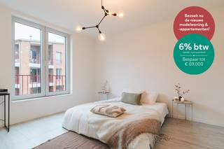 BEZOEK DE NIEUWE MODELWONING EN INGERICHTE APPARTEMENTEN – 6% btw mogelijk<br /><br />We nodigen je uit om wonen op zijn best te ervaren. Ontdek de nieuwe ruime modelwoningen (4 slpk) en verschillende ingerichte appartementen, midden in het autovrije binnengebied. Ook de tuin, een rustige oase in de stad, wordt momenteel volop aangelegd. Ruimte, rust, licht en comfort staan deze keer centraal, precies zoals wonen in Hof Berlamuze bedoeld is.<br /><br />Dit project geniet van het verlaagde btw-tarief van 6% btw voor sloop en heropbouw, onder voorwaarden. NIEUW: niet alleen wie een Hof Berlamuze appartement of woning koopt voor eigen bewoning, maar ook investeerders (particulier of vennootschap) kunnen nu van dit gunsttarief genieten. (www.hofberlamuze.be/6btw)<br /><br />De werken zitten in een vergevorderde fase en de modelappartementen zijn klaar voor uw bezoek. Kom zelf de hoogwaardige afwerking en het wooncomfort ontdekken in deze inspirerende, nieuwe woonomgeving.<br /><br />Hof Berlamuze telt zeven stijlvolle laagbouw woongebouwen, harmonieus ingepast rond een centraal binnenhof met veel groen en rust. Het aanbod is divers: van comfortabele appartementen met 1 slaapkamer tot ruime gezinswoningen met 4 slaapkamers.<br />Hier woon je vlak bij de muziekschool en middenin het kloppende hart van Lier – waar cultuur, natuur en water samenkomen.<br /><br />Hof Berlamuze: hier zit muziek in jouw toekomst!<br /><br />Info:<br />www.hofberlamuze.be<br />Een persoonlijke afspraak?<br />www.hofberlamuze.be/maak-afspraak/ - wonen@fidesinvest.be - t 03 232 54 00<br /><br />Dit hoekappartement combineert licht, ruimte en een eigentijdse, kwalitatieve afwerking. De ruime leefruimte en de aparte, volledig uitgeruste keuken genieten beide van directe toegang tot een terras, wat zorgt voor een aangename connectie met buiten.<br />Het appartement beschikt over vloerverwarming in alle ruimtes, aangestuurd via een energiezuinige lucht/water warmtepomp. Verder zijn er twee volwaardige slaapkamers, een ingerichte badkamer met raam, een apart toilet en een praktische berging.<br />Buiten geniet u van een privatieve tuin, ideaal om tot rust te komen. Dankzij de aluminium raamprofielen en de hoogwaardige thermische en akoestische isolatie bent u verzekerd van optimaal wooncomfort en een gunstig E-peil.<br /><br />Info? www.hofberlamuze.be. Een afspraak? www.hofberlamuze.be/maak-afspraak/ - wonen@fidesinvest.be - t 03 232 54 00.