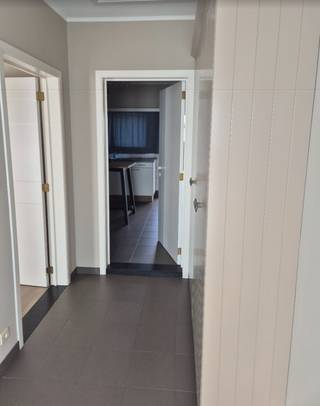 Gelegen in een rustige woonwijk, op wandel- en fietsafstand van winkels, scholen, openbaar vervoer en belangrijke invalswegen, geniet u hier van de perfecte combinatie van rust en bereikbaarheid.<br /><br />De woning beschikt over een ruime en lichtrijke leefruimte, een grote keuken, een badkamer met douche en een ruime slaapkamer. De gezellige veranda biedt een mooi uitzicht op de tuin en zorgt het hele jaar door voor extra wooncomfort.<br /><br />Verder is er een inpandige garage, een af te werken zolder en een tuinberging met grondwateraansluiting. Op het perceel van ca. 580 m² is bovendien nog plaats voor een extra tuinhuis.<br /><br />Met een huidige bewoonbare oppervlakte van ca. 80 m² en uitbreidingsmogelijkheden tot ongeveer 170 m² is deze woning ideaal voor wie vandaag comfortabel wil wonen én later extra ruimte wil creëren.<br /><br />Troeven:<br />• Rustige, gegeerde ligging nabij het centrum<br />• Instapklaar en uitstekend onderhouden<br />• Ruime leefruimte en grote keuken<br />• Badkamer met douche<br />• Gezellige veranda<br />• Inpandige garage<br />• Af te werken zolder<br />• Tuinberging met grondwateraansluiting<br />• Dubbele beglazing en centrale verwarming<br />• Perceel van ca. 580 m²<br />• Uitbreidbaar tot ca. 170 m² bewoonbare oppervlakte<br /><br />Een ideale woning voor starters of ouderen, alleenstaanden, koppels of wie op zoek is naar een woning met toekomstmogelijkheden.<br /><br />Interesse? Neem vrijblijvend contact op voor meer informatie of een bezichtiging.<br /><br />📍 Kardinaal Cardijnlaan 2, 2980 Sint-Antonius (Zoersel)<br />📞 0472/65.39.46<br /><br />Te koop zonder tussenkomst van een makelaar.