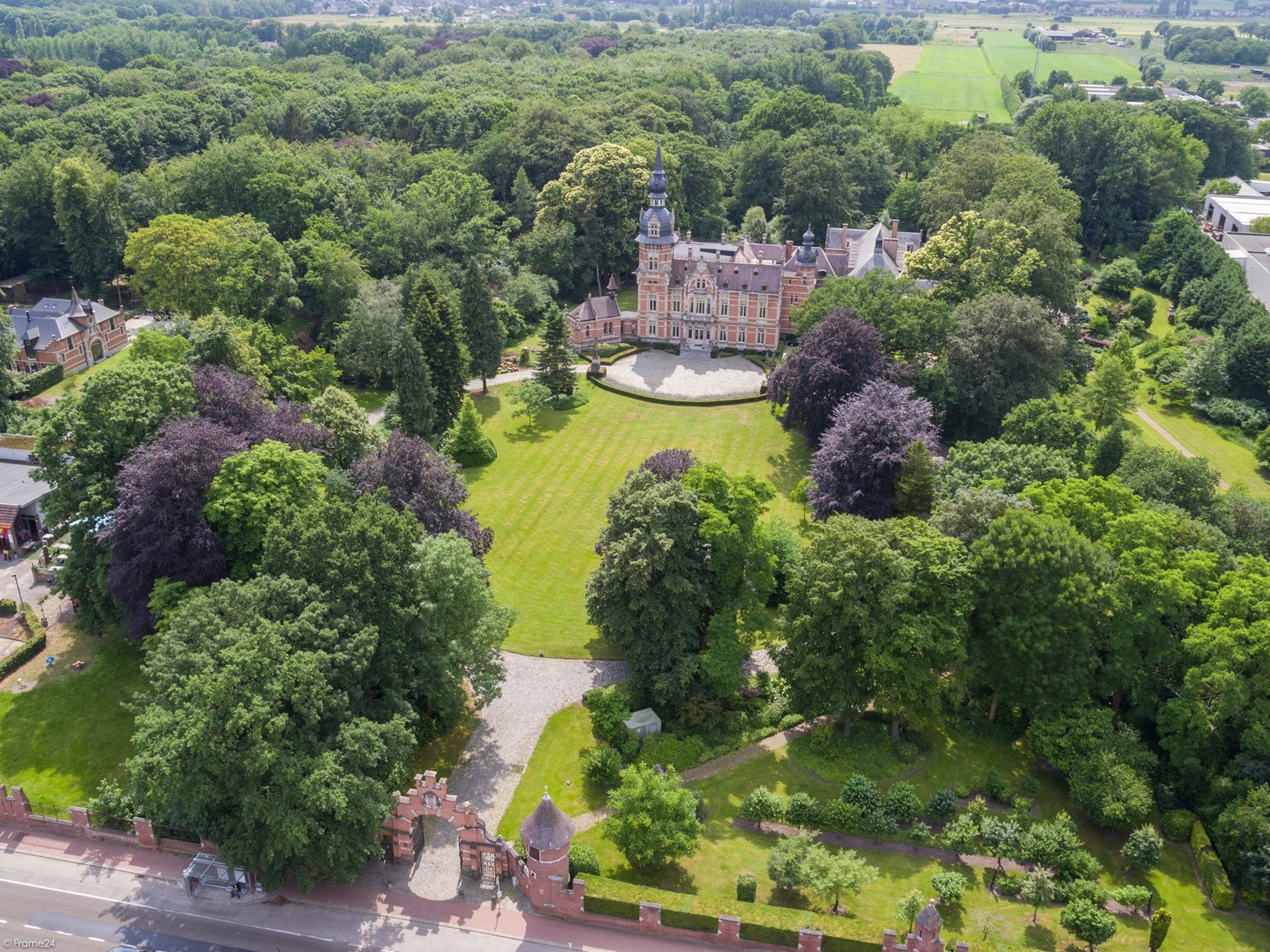 Spacious castle apartment in a unique park domain! - photo 1