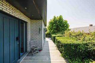 DESTELBERGEN - Op te frissen woning met veel potentieel en grote tuin Op zoek naar een ruime gezinswoning met 5 slaapkamers, dubbele garage en grote...