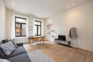 <p><span>Het appartement is gelegen in het kloppend hart van onze Winkelstad, om de hoek van de Wilde Zee, op wandelafstand van de Groenplaats, Grote Markt en het Mechelsplein, … noem maar op, op 15 minuten wandel je naar elke uithoek van de Koekenstad. Kortom, ideaal als uitvalsbasis voor het oh zo zalige stadsleven. Ideaal om je eigen stadsverhaal te schrijven, ideaal als investering of als pied-à-terre.</span></p><p><span> </span></p><p><span>-</span><span>              </span><span>Volledig gerenoveerd gebouw en appartement</span></p><p><span>-</span><span>              </span><span>Zalig zonneterras</span></p><p><span>-</span><span>              </span><span>Gunstig EPC</span></p><p><span> </span></p><p><span>In een kleinschalig gebouw, bereik je met de trap het appartement op de tweede verdieping. Een lichte leefruimte met open keuken geeft uit op een grote raampartij met toegang tot het gezellige terras. De keuken? Eéntje die je op Pinterest wel eens tegenkomt, ze is afgewerkt met een marmeren werkblad en voorzien van alle toestellen. De parketvloeren zijn doorheen het ganse appartement, met uitzondering van de badkamer en toilet, doorgetrokken.</span></p><p><span> </span></p><p><span>Aan de achterzijde is er een ruime slaapkamer met ingemaakte kast en toegang naar de badkamer met grote inloopdouche. Er is nog een aparte toilet en bergruimte met aansluiting voor wastoestel en droogkast.</span></p><p><span> </span></p><p><span>Wil jij genieten van het stadsleven of zorgeloos investeren? Maak snel een afspraak via </span><span>stad@sinjoor.be</span><span> of 03 283 05 00</span></p>