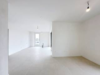 « Nexuss » est un nouveau projet de construction durable à Schelle, avec 64 unités résidentielles et un espace commercial. Avec des appartements, des duplex et des maisons avec lits superposés d'une à quatre chambres, vous avez un large choix. Le projet écologique et moderne bénéficie d'une situation très centrale, avec toutes les installations nécessaires à proximité et à une courte distance des grandes villes telles qu'Anvers, Malines et Saint-Nicolas.Les principaux points forts du projet « Nexuss » sont les suivants :- Normes BEN : niveau E 20- Panneaux solaires, individuellement par appartement- Chauffage au sol, par pompe à chaleur, et sèche-serviettes électrique- Système de ventilation de type D- De belles terrasses- Espace de stationnement souterrain et rangement- Architecture moderne et écologique- Orienté vers l'avenir grâce à des matériaux durables et économes en énergieCet appartement de 3 chambres d'environ 102 m² est situé au Provinciale Steenweg 423 à Schelle.Disposition de l'appartement :- Hall d'entrée- Rangement- Toilette- Salle de bain- Salon avec cuisine- 3 chambres- TerrasseLes travaux ont déjà commencé et devraient être achevés fin 2025.Vous voulez en savoir plus sur ce beau projet ? N'hésitez pas à nous contacter !