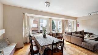 Op een rustige, centrale ligging in het centrum van Heist-aan-Zee bevindt zich deze perfect onderhouden hoekwoning. Uitstekend gelegen in de nabijheid van winkels, horeca en het station. Een solide woning met een praktische indeling, een zonnig terras en een ruime inpandige garage.<br /><br />Indeling: een ruime inkomhal met de trap. Verder vindt u een bureau of hobbyruimte, een ruime wasplaats en een grote inpandige garage.<br /><br />Op de eerste verdieping: een grote leefkeuken voorzien van alle toestellen, een lichtrijke woonkamer, waar de grote raampartijen zorgen voor een aangename natuurlijke lichtinval. De open haard creëert extra sfeer. Op deze verdieping bevinden zich tevens een gastentoilet en een zonnig terras waar u in alle rust kunt genieten.<br /><br />De tweede verdieping omvat drie volwaardige slaapkamers en een moderne badkamer uitgerust met een inloopdouche en een tweede toilet. Tot slot beschikt de woning over een ruime bergzolder, ideaal als extra stockageruimte.<br /><br />Energiezuinig met EPC label C, 13 zonnepanelen met thuisbatterij voorzien, conforme elektrische installatie, grote inpandige garage, ....<br /><br />Bezoeken? Neem contact op met Willem Cauwels op tel 050.89.27.70