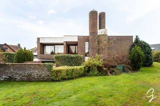 TE KOOP - LIEVEGEM: Karaktervolle bungalow in een rustig gelegen wijk<br />In de gemeente Lovendegem bevindt zich deze architecturale bungalow uit 1971, gelegen op een ruim perceel van maar liefst 1.274 m². Deze eigendom combineert de typische architectuur van de jaren '70 met een aangename lichtinval, ruime slaapkamers en heel wat potentieel om er een unieke thuis van te maken. Bij het binnenkomen valt meteen de aangename lichtinval op, die de woning een open en lichtrijk karakter geeft. De bungalow beschikt over twee ruime slaapkamers die naar eigen smaak kunnen ingericht worden.<br /><br />Een absolute troef is de ruime zonnige tuin, waar u volop kunt genieten van het buitenleven, rust en privacy. Daarnaast beschikt de woning over een aparte dubbele garage, ideaal voor het parkeren van wagens, het stallen van fietsen of het creëren van extra bergruimte.<br />Met een EPC-label F vormt deze woning een interessante opportuniteit voor wie de handen uit de mouwen wil steken en de eigendom wil renoveren naar hedendaagse normen. De combinatie van de architecturale uitstraling, de ruime perceeloppervlakte en de vele renovatiemogelijkheden biedt een mooie basis om deze bungalow om te vormen tot een eigentijdse woning met een eigen identiteit.<br /><br />TIP: voldoet u aan de voorwaarden en wordt dit uw enige eigen woning? Als u het compromis nog dit jaar ondertekend, dan kan u de woning aankopen aan 2% registratierechten i.p.v. 3% volgend jaar! Dit betekent voor deze woning een winst van € 3.950 op de vraagprijs.<br /><br />Heeft u interesse in een woning met karakter, ruimte en potentieel? Dan is deze architecturale bungalow in Lievegem zeker een bezoek waard.<br />Contacteer hiervoor Geoffrey: 0474/86.46.02 of via geoffrey@cornelis-goeman.be