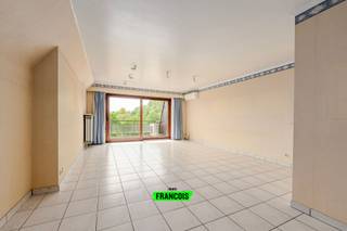 Dit appartement is rustig, maar toch centraal gelegen in Izegem, op wandelafstand van diverse winkels en scholen. <br /><br />Via de inkomhal bereiken we de ruime woonkamer, waar er perfect plaats is voor een ruime eetplaats en salon. Vanuit de woonkamer is er toegang tot het zuidgericht balkon met prachtig zicht op de groene omgeving.<br /><br />Aansluitend op de woonkamer bevindt zich de keuken, die overigens voorzien is van een aanpalende praktische berging.<br /><br />Verder vinden we een apart toilet, een badkamer met dubbele wastafel en ligbad, en twee volwaardige slaapkamers.<br /><br />Als extra troef beschikt het appartement over een kelderberging én een garagebox, beide inbegrepen in de prijs.<br /><br />Het appartement is voorzien van videofoon, centrale verwarming op aardgas en overal dubbele beglazing. De woonkamer beschikt daarnaast over airconditioning en zonnewering.<br /><br />Mits hier en daar enkele opfrissings- en schilderwerken is het appartement volledig instapklaar.<br /><br />Het appartement wordt verkocht aan een startprijs van €199.000. Elk bod vanaf deze startprijs wordt voorgelegd aan de verkoper(s).<br /><br />Voor meer informatie of een bezoek, contacteer ons via axel@immofrancois.be of 0471/45.29.95.<br /><br />