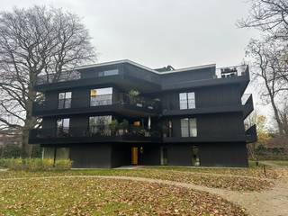 Modern en duurzaam appartement op de tweede verdieping, midden in het kasteelpark de Potuit, omgeven door een landschappelijke tuin.Het appartement...