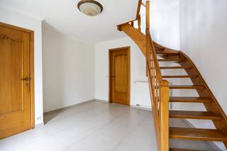 In een rustige en kindvriendelijke straat in Zwijndrecht vind je deze ruime en praktisch ingedeelde woning met een grote tuin.<br />De ideale thuis voor wie houdt van ruimte en comfort.<br /><br />Op het gelijkvloers kom je binnen via de ruime inkomhal, met toegang tot de berging/wasplaats en de garage.<br />De garage is bijzonder handig voor je wagen en biedt dankzij de ingemaakte kasten ook extra opbergruimte.<br /><br />Op de eerste verdieping bevindt zich de lichtrijke living, die mooi doorloopt in de eetkamer.<br />De keuken, voorzien van alle comfort, sluit hier naadloos op aan en biedt een aangenaam uitzicht.<br />De ruime hal voorziet nog een apart toilet.<br /><br />De tweede verdieping telt <strong>drie slaapkamers</strong> en een verzorgde badkamer, uitgerust met een ligbad, dubbele wastafel en toilet.<br /><br />Buiten vind je een ruime tuin met twee terrassen, zo heb je op elk moment van de dag een perfecte plek om te genieten van zon of schaduw.<br />Er is tevens een 4-persoons jacuzzi aanwezig van het merk Caldera Spa.<br /><br />PVC-ramen met hoogrendementsglas, CV op aardas, elektriciteit conform en asbestveilig.<br />Bron bewoonbare oppervlakte : EPC - certificaat.<br />AI-beeld ter illustratie van de mogelijkheden.<br /><br /><strong>Troeven</strong>:
<ul>
<li>Instapklaar</li>
<li>Tuin met twee terrassen</li>
<li>Elektriciteit conform</li>
<li>Praktische indeling met garage en wasplaats</li>
<li>Drie volwaardige slaapkamers</li>
<li>Rustige en centrale ligging in Zwijndrecht</li>
</ul>
Benieuwd naar deze ruime woning met prachtige tuin? Maak nu een afspraak voor een bezoek!<br />Ben je ook van plan jouw eigendom te verkopen? Maak een afspraak voor een gratis schatting, wij maken er samen een succesverhaal van.