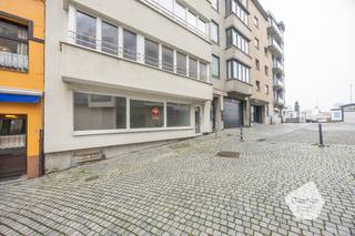 * Deze kantoorruimte is gelegen in de Sint-Paulusstraat, vlakbij de Visserskaai. * Het kantoor werd recent gerenoveerd. * Huurprijs: €400/ maand +...