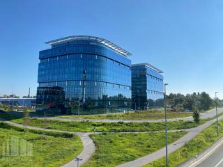Bureau phénoménal de 625 m² au deuxième étage à louer dans le prestigieux immeuble de bureaux « Blue Towers » à Gand. Ce bâtiment unique jouit d'une situation stratégique à proximité du R4 et de l'autoroute du trèfle, ce qui garantit une excellente accessibilité. <br /><br />Les bureaux prêts à l'emploi sont aménagés de manière fonctionnelle et sont à la pointe de la technologie. Grâce aux grandes fenêtres, l'espace est baigné de lumière naturelle, ce qui crée non seulement une atmosphère de travail agréable, mais offre également une vue impressionnante sur l'eau environnante. Le prestigieux immeuble de bureaux « Blue Towers » respire la classe et le professionnalisme et peut se targuer d'être certifié BREEAM Excellent, une reconnaissance de la durabilité et de l'efficacité énergétique.<br />Outre le confort de l'espace de travail, le nombre de places de parking est également un atout majeur.<br /><br />Cet emplacement est une aubaine pour les entreprises qui accordent de l'importance à l'accessibilité, à l'apparence et à un environnement professionnel. N'hésitez pas à contacter PANORAMA B2B GENT KANTOREN pour des détails techniques supplémentaires, des plans détaillés ou une visite de site sans engagement au 09 225 09 02.