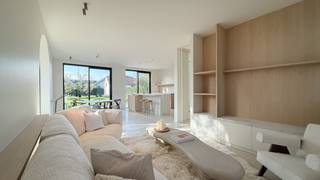 <p><strong>Instapklare nieuwbouwvilla aan de rand van het Zoute – verfijnde luxe, zonovergoten leefruimtes en tijdloos design</strong></p>
<p>Ontdek deze schitterende koppelvilla, gelegen op een bijzondere locatie vlakbij het Zoute, waar comfort en hedendaags design elkaar ontmoeten. Deze woning werd tot in het kleinste detail afgewerkt volgens de nieuwste normen, met een bijzonder oog voor kwaliteit en sfeer. Bovendien valt deze villa onder het stelsel van registratierechten, niet onder BTW – een bijzonder voordeel bij aankoop.</p>
<p>Via een stijlvolle inkomhal met vestiaire en gastentoilet betreedt u een zonovergoten leefruimte, waar natuurlijke lichtinval en warme materialen een harmonieus geheel vormen. De gezellige eetruimte sluit naadloos aan op een royaal terras en prachtig aangelegde tuin. De open keuken met kookeiland, afgewerkt in natuursteen en terrazzo, is uitgerust met topapparatuur van V-Zug. Een charmante koffiehoek en functionele bijkeuken vervolledigen deze leefruimte.</p>
<p>Op de eerste verdieping vindt u 3 ruime slaapkamers, elk met ingemaakte kasten en een eigen badkamer. De master suite beschikt over een ensuite badkamer, dressing en hoogwaardige afwerkingen in forcrete en terrazzo. De bovenverdieping herbergt een 4e royale slaapkamer met bureelhoek en ensuite douchekamer, evenals een polyvalente 5e kamer die als extra slaapkamer, hobbyruimte of ontspanningsruimte kan worden gebruikt.</p>
<p>Verder beschikt de woning over een inpandige garage, praktische wasruimte met directe toegang tot de tuin – ideaal voor gezinnen die luxe en functionaliteit weten te waarderen.</p>
<p><strong>Een instapklare parel op een topligging, waar hedendaags wonen in een exclusieve sfeer centraal staat. </strong></p>