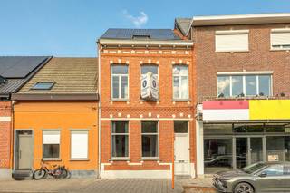 Karaktervol, gerenoveerd herenhuis met 4 slaapkamers, 2 badkamers en aangrenzend magazijn (90m²)Indeling: 0- inkomhal, leefruimte, eetkamer, keuken...