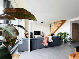 Een uitzicht om bij weg te dromen, een duplex om in thuis te komen!<br />Welkom aan het Oud-Sasplein in Willebroek! In deze kleinschalige residentie met slechts 4 appartementen wacht bovenaan een heerlijk plekje op jou. Dit energiezuinige, instapklare duplexappartement combineert ruimte en licht met 2 ruime terrassen.<br />Met de lift bereiken we de ruime inkomhal. Jas in de vestiairekast en door naar de woonkamer, waar de grote raampartijen het daglicht gul binnenlaten. Om het hoekje ontdek je de mooie keuken, voorzien van alle comfort. Maar wedden dat jouw blik eerst naar buiten dwaalt? Het zicht op het kanaal en de karaktervolle brug van Willebroek verveelt nooit. Koffie bij de hand, een plekje op het terras… meer moet dat soms niet zijn.<br />Achter de keuken vind je een praktische berging met plaats voor wasmachine en droogkast. Verder zijn er een gastentoilet en een ruime slaapkamer met aansluitende badkamer met inloopdouche.<br />Boven wachten nog 2 slaapkamers en een tweede badkamer met douche en toilet. Alle ruimte dus voor je gezin, gasten of een fijne thuiswerkplek.<br />De gemeenschappelijke kosten bedragen 75 euro per maand. Een fietsenplaats kan optioneel worden gehuurd.<br />Huurafspraken: eerste maand huur vooraf, 3 maanden huurwaarborg en kosten van de plaatsbeschrijving elk voor de helft voor huurder en verhuurder.<br />Beschikbaar vanaf 1 januari 2027.<br />Kom jij het uitzicht bewonderen? Contacteer M3 makelaars voor jouw bezoek!<br />