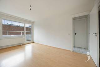 <p><span>Bent u op zoek naar een starterswoning of een interessante investering? Dan is dit aangename eenslaapkamerappartement aan de Tervuursevest in Leuven zeker een bezoek waard.</span></p><p><span>Met een bewoonbare oppervlakte van 51 m² biedt het appartement een praktische indeling en een aangename woonomgeving. De lichtrijke leefruimte sluit aan op een gezellig terras, waar u in alle rust kunt genieten van een moment buiten.</span></p><p><span>Dankzij de gunstige EPC-score B geniet u van een energiezuinige woning met lagere energiekosten en een toekomstgerichte investering.</span></p><p><span>De ligging is een absolute troef. Gelegen op de Tervuursevest bevindt u zich op een steenworp van het centrum van Leuven, het station, winkels, horeca, scholen en belangrijke invalswegen. Hierdoor is het appartement zowel aantrekkelijk voor eigen bewoning als voor verhuur.</span></p><p><span>Bovendien maakt het appartement deel uit van een goed onderhouden residentie waarin reeds belangrijke investeringen werden uitgevoerd. Zo werden onder andere het dak, de terrassen en de brandveiligheidsvoorzieningen reeds aangepakt, wat zorgt voor extra gemoedsrust voor de toekomstige eigenaar.</span></p><p><span>Troeven op een rij:</span></p><ul><li><span>51 m² bewoonbare oppervlakte </span></li><li><span>Volwaardige slaapkamer </span></li><li><span>Aangenaam terras </span></li><li><span>Energiezuinig met EPC-score B </span></li><li><span>Uitstekende ligging nabij centrum en station van Leuven </span></li><li><span>Ideaal als starterswoning of investering </span></li><li><span>Goed onderhouden gebouw </span></li><li><span>Belangrijke renovatiewerken reeds uitgevoerd (dak, terrassen en brandveiligheid) </span></li></ul><p><span> </span></p><p><span>Interesse? Contacteer ons via 016 15 31 15 of info@immolivit.be</span><span> </span></p>