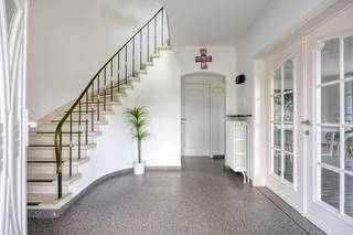 Op een absolute topligging in de residentiële villawijk Henegauwberg bevindt zich deze uitstekend onderhouden gezinswoning op een prachtig perceel van 16a 50ca.<br /><br />Met een perceelsbreedte van ca. 30 meter en een woningbreedte van maar liefst 17 meter beschikt het geheel over bijzonder mooie verhoudingen en een aangenaam gevoel van ruimte.<br /><br />De woning is gelegen aan de Kloosterlaan, op een centrale en gegeerde locatie in de nabijheid van verschillende scholen, winkels, openbaar vervoer en andere dagelijkse voorzieningen. Dankzij de vlotte verbinding met de belangrijkste invalswegen en de nabijheid van de E313 is ook de bereikbaarheid uitstekend. Bovendien bereikt u het centrum van Hasselt zelfs met de fiets in slechts enkele minuten.<br /><br />Deze ruime woning dateert van 1964 en beschikt over een bewoonbare oppervlakte van ca. 310 m². De woning werd door de huidige eigenaars steeds goed onderhouden en in 2013-2014 grondig gerenoveerd. Hierbij werden onder meer de ramen, het dak, de vloeren, de keuken en de badkamer vernieuwd. In 2015 werd de woning uitgebreid met een veranda en in 2018 werden een alarminstallatie en een poort aan de straatzijde geplaatst.<br /><br /><em>Indeling</em><br />Via de royale inkomhal krijgt u toegang tot de verschillende leefruimtes. Zo beschikt het gelijkvloers over een aparte bureelruimte, een ruime leefruimte en een eetkamer die in het verlengde overgaat in de keuken.<br />De volledig geïnstalleerde keuken is voorzien van de nodige toestellen en beschikt over een kwalitatief granieten werkblad. Aansluitend bevinden zich een apart toilet, een praktische wasplaats met hoekbad en een inpandige garage met sectionaalpoort.<br /><br />Vanuit de leefruimtes is er toegang tot de veranda, die een aangename uitbreiding van de woonruimte vormt en een mooie verbinding maakt met de tuin.<br /><br />Achter de woning bevindt zich de ruime, volledig omheinde tuin. Ook aan de straatzijde is het perceel afgesloten met een poort, wat zorgt voor extra privacy en veiligheid.<br /><br /><em>Eerste verdieping</em><br />De eerste verdieping omvat maar liefst vijf ruime slaapkamers. Vier slaapkamers beschikken over een ingebouwde kastenwand en ook in de nachthal is er dankzij de aanwezige kasten heel wat praktische bergruimte voorzien.<br />De badkamer is uitgerust met een dubbele wastafel en een inloopdouche. Daarnaast is er een apart toilet aanwezig.<br />Achter de badkamer bevindt zich bovendien nog een extra zolderkamer, die perfect kan worden ingericht als hobbyruimte, speelkamer of extra bergruimte.<br /><br /><em>Zolder en kelder</em><br />Via het zolderluik is de ruime zolderverdieping bereikbaar. Deze biedt heel wat bijkomende mogelijkheden voor opslag.<br />De woning is gedeeltelijk onderkelderd. De kelder is volledig betegeld en biedt plaats aan onder meer de verwarmingsinstallatie en de boiler.<br /><br /><em>Troeven:</em><br />+ Absolute topligging in de residentiële villawijk Henegauwberg<br />+ Prachtig perceel van 16a 50ca<br />+ Perceelsbreedte van ca. 30 meter<br />+ Woningbreedte van ca. 17 meter<br />+ Ca. 310 m² bewoonbare oppervlakte<br />+ 5 ruime slaapkamers<br />+ Ruime veranda<br />+ Dak vernieuwd in 2014, niet geïsoleerd<br />+ Elektrische installatie conform<br /> + Veranda aangebouwd in 2015<br /><br />Een ruime en instapklare gezinswoning met vijf slaapkamers, royale leefruimtes en een uitzonderlijk perceel, gelegen op een absolute topligging in de gegeerde villawijk Henegauwberg.<br /><br />Wenst u graag meer info over deze woning of een bezoek ter plaatse, neem dan contact op met Stephanie op 0474-73 64 84 of via stephanie@vestio.com.