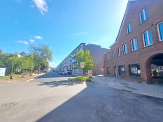 Op een uiterst commerciële locatie, bevindt zich dit ruim casco handelspand van ca. 165 m² pal in het centrum van Schoten.<br />Het handelspand is gelegen op het Marktplein op de hoek van de Zalmenhoflaan en Gelmelenstraat.<br /><br /><strong><span><span>Kenmerken van het handelspand:<br /></span></span></strong><br /><span><strong>Grootte</strong></span>: <br />165 m2 en kelder van 80 m2<br /><br /><span><strong>Uitstekende ligging</strong></span>: <br />Centraal gelegen in het levendige hart van Schoten, met veel voetgangers- en verkeersdrukte.<br /><br /><span><strong>Terrasmogelijkheid</strong></span>: <br />Er kan een terrasvergunning worden aangevraagd voor zowel de voorkant als de zijkant van het pand.<br /><br /><span><strong>Praktische voorzieningen</strong></span>: <br />Achteringang/garagepoort voor gemakkelijk laden en lossen, evenals een grote droge kelder.<br /><br /><span><strong>Omgevingsontwikkelingen</strong></span>: <br />In de directe omgeving wordt momenteel gewerkt aan de Forumgebouwen (toekomstig cultureel centrum met theaterzalen) en is het Gelmelenhof (voormalig politiekantoor) nu de thuisbasis van de muziek- en tekenschool. <br />Dit biedt extra potentieel voor horeca- of cultuur gerelateerde ondernemers.<br /><br /><span><strong>Bijzonderheden</strong></span>: de eigenaar is bereid om in samenspraak met de huurder nog bepaalde werken uit te voeren zoals isolatie, elektriciteit, vloer,...<br /><br />Voor bezoeken en bijkomende informatie: info@waterhuys.be - Vg-Wg-Gvkr-Gvv-Gmo-Gworg