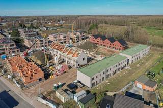 Welkom bij Groene Boort, een aantrekkelijk woonproject in het hart van Boortmeerbeek, gelegen aan de Wespelaarsebaan 55. <br /><br />Dit project omvat 42 gezinswoningen met 2 tot 4 slaapkamers, bewoonbare oppervlaktes van 120 tot 165 m² en een privatieve tuin.<br /><br />Elke woning is ontworpen met oog voor energiezuinigheid en voldoet aan het BEN20-label of beter.<br /><br />De werken aan "Groene Boort" zijn al volop lopende en de eerste woningen zijn al in ruwbouw opgetrokken, wat het project nu echt tot leven brengt. Afwerking is nog mogelijk volgens eigen smaak en stijl zoals opgenomen in het lastenboek.<br /><br />Ondergronds parkeren zorgt voor een rustige en kindvriendelijke omgeving op het woonerf. <br /><br />Dankzij de ligging vlak bij het dorpscentrum woon je rustig, maar toch centraal.<br /><br />Voor wie aan de voorwaarden voldoet, is het verlaagde btw-tarief van 6% toepasbaar. <br /><br />Interesse? Neem contact met ons op of plan je afspraak eenvoudig via onze website.