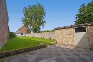 Deze recent gerenoveerde rijwoning is centraal gelegen aan het marktplein van Merkem en combineert hedendaags wooncomfort met het karakter van een authentieke woning. Dankzij de uitgevoerde renovaties, hoogrendementsbeglazing, dakisolatie en het gunstige EPC-label B geniet u hier van een energiezuinige en instapklare woning.<br /><br />Op het gelijkvloers bevinden zich een aangename leefruimte, een ruime halfopen keuken met bijzonder veel kastruimte en de nodige aansluitingen voor een kookplaat, dampkap en vaatwasser. Via het grote schuifraam bereikt u het terras en de diepe, zuidwestgerichte tuin. Achteraan bevinden zich bovendien twee praktische bergingen, ideaal voor het opbergen van fietsen, tuinmateriaal... Verder beschikt het gelijkvloers over een gastentoilet, een praktische wasplaats en een droge kelder.<br /><br />De eerste verdieping omvat twee slaapkamers en een volledig vernieuwde badkamer, ingericht met een lavabomeubel, een ruime inloopdouche en een tweede toilet. Op de tweede verdieping bevindt zich een ruime master bedroom met zichtbare houten balken, die het authentieke karakter van de woning extra benadrukken.<br /><br />Een instapklare woning met een centrale ligging, een praktische indeling en verrassend veel opbergruimte, waar hedendaags wooncomfort en het authentieke karakter van de woning mooi samenkomen.<br /><br />Interesse? Maak dan nu een afspraak voor een bezoek ter plaatse!<br /><br />De vermelde prijs is een richtprijs, elk bod wordt voorgelegd aan de eigenaar die zich het recht voorbehoudt om dit te aanvaarden of te weigeren.<br /><br />Neem voorsprong met een vrijblijvende en gratis schatting van uw eigendom via:<br />http://www.residentievastgoed.be/gratisonlineschatten<br /><br />EPC: B-Label (Ref. NI27630)