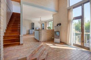 <p><strong>Architectenwoning met karakter op een prachtig perceel van bijna 10 are in landelijk Bierbeek! EPC label C</strong><br /><br />Op zoek naar een woning met potentieel en een origineel architecturaal concept? Deze karaktervolle architectenwoning in het landelijke Bierbeek, vlak bij Leuven, biedt een bijzonder uitgangspunt voor wie een woning volledig naar eigen smaak wil opfrissen of renoveren.<br /><br />De woning beschikt over 3 à 4 slaapkamers en een inpandige garage op een ruim terrein van bijna 10 are. Dankzij de doordachte architectuur en de bijzondere indeling ademt het geheel een eigen karakter uit — ideaal voor wie verder wil kijken dan een klassieke woning.<br /><br />De woning vraagt een opfrissing of grondige renovatie, maar biedt tegelijk tal van mogelijkheden om de bestaande architectuur opnieuw tot haar recht te laten komen en er een hedendaagse, comfortabele thuis van te maken.<br /><br />Een woning voor wie ruimte, architectuur en mogelijkheden weet te waarderen en op zoek is naar een uniek renovatieproject in een groene, landelijke omgeving.<br /><br /><strong>Interesse? Contacteer Anne-Leen 0495/138.111</strong></p>