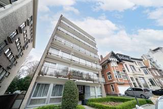 <p><span>Instapklaar gerenoveerd gelijkvloers appartement in de Klassevolle Markgravebuurt</span></p><p><span>Op zoek naar een rustig gelegen appartement in een hyper residentiële buurt, nabij parken, openbaar vervoer en invalswegen?</span></p><p><span>Het appartement werd in 2023 volledig gerenoveerd en bestaat uit een inkomhal en WC, een  gezellige leefruimte met open ingerichte keuken, achteraan vinden we de ruime slaapkamer en een douchekamer. </span></p><p><span>In de kelder is een privatieve wasplaats en kan een fietsparking gehuurd worden (€10/mnd), er is ook een mogelijkheid een parkeerplaats te huren of te kopen. Ook als investering is dit appartement ideaal (Momenteel stabiel verhuurd)</span></p><p><span>Contacteer ons voor meer info of een bezoek VIA 03 400 43 23</span></p><p><span> </span></p><p><span>+ Unieke residentiële buurt</span></p><p><span>+ Nabij invalswegen, openbaar vervoer e.a. faciliteiten</span></p><p><span>+ Gelijkvloers appt</span></p><p><span>+ Totaalrenovatie 2023</span></p><p><span>+ Elek. conform</span></p><p><span>+ Hedendaags comfort</span></p><p><span> </span></p>