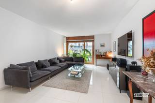 Bent u op zoek naar een stijlvol en instapklaar appartement op een toplocatie in Brussel? Dan zal dit prachtige 1-slaapkamerappartement in Residentie Community u ongetwijfeld weten te bekoren. Gelegen in het hart van de Europese wijk, op wandelafstand van het Schumanplein en het Jubelpark, geniet u hier van een uitzonderlijke ligging met tal van winkels, restaurants, openbaar vervoer en alle dagelijkse voorzieningen binnen handbereik.<br /><br />Het appartement bevindt zich op de vierde verdieping en beschikt over een bewoonbare oppervlakte van 73 m² (volgens EPC). Bij het binnenkomen wordt u verwelkomd in een ruime inkomhal met vestiaire en een apart gastentoilet. De lichtrijke leefruimte vormt samen met de volledig uitgeruste open keuken een aangename en moderne leefomgeving. Vanuit de woonkamer heeft u rechtstreeks toegang tot het gezellige terras.<br /><br />Achteraan het appartement bevindt zich de volwaardige slaapkamer met aansluitend een stijlvolle badkamer, uitgerust met een inloopdouche en een praktisch lavabomeubel.<br /><br />Divers: Conciërge aanwezig, elektriciteit conform tem 2041, EPC D+162 kWh, Kadastraal inkomen €1438, Centrale verwarming op aardgas (vernieuwd sinds dit jaar) Syndicus en stedenbouwkundige inlichtingen in aanvraag en vrij bij akte.<br /><br />Dankzij de centrale ligging, de instapklare afwerking en het aangename terras is dit appartement de ideale woonst voor wie comfortabel wil wonen in het bruisende hart van de Europese wijk of op zoek is naar een waardevaste investering.<br /><br />Interesse in dit prachtige appartement? Contacteer Davy Vermander op 0495 44 77 53 voor meer informatie of om een bezoek in te plannen. Wij leiden u graag rond!<br /><br />