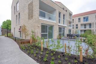 ZÉÉR VERZORGD GELIJKVLOERS NIEUWBOUWAPPARTEMENT MET RUIM TERRAS!Op zoek naar comfortabel en instapklaar wonen? Dit recent gelijkvloers...