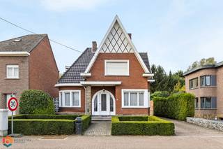 Op een uitstekende locatie te Heist-op-den-Berg bevindt zich deze te renoveren woning met 3 slaapkamers, 2 garages en ruime tuin. U bevindt zich vlakbij het centrum met winkels, scholen en het openbaar vervoer.<br /><br />We betreden de woning via de inkomhal. De leefruimte kunt u inrichten met een gezellige zithoek en aparte eetplaats. Aanpalend bevindt zich de keuken voorzien van de voornaamste toestellen. Verder beschikt u op het gelijkvloers over een tweede zitruimte een bureau en een apart toilet. Via de nachthal op de eerste verdieping bereikt u de drie slaapkamers en de badkamer uitgerust met douche en lavabo.<br />Ten slotte beschikt u over een ondergrondse en een bovengrondse losstaande garage en heeft u een ruime oprit dewelke u van voldoende parkeergelegenheid voorziet. In de goed georiënteerde tuin kunt u steeds in alle rust en privacy genieten van het mooie weer. De woning is volledig onderkelderd.<br /><br />Dit is een uitstekende opportuniteit als u op zoek bent naar een leuke woning met 3 slaapkamers en ruime tuin. Contacteer ons voor meer informatie op 0473/ 27 88 57 of neem een kijkje op www.boonstravastgoed.be . <br /><br />U bent verplicht om deze woning binnen de 5 jaar na aankoop grondig energetisch te renoveren tot minimum EPC-label D.  <br /><br />Bijzonderheden:<br />- 2 Garages<br />- Ruime tuin<br />- 3 slaapkamers