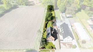 [[ DIT PAND NEEMT DEEL AAN DE ERA OPEN HUIZEN DAG OP 13/6 VAN 17:30 TOT 18:30 ]]
<p>Te koop: open bebouwing in de Vlasrootstraat, Stekene, gelegen in een rustige en groene omgeving met vrij zicht.</p>

<p>Deze woning uit 1967 biedt een functionele indeling en veel mogelijkheden voor wie op zoek is naar een comfortabel gezinshuis. Gelegen in een aangename woonomgeving, geniet u hier van een riante perceeldiepte die maximale privacy garandeert. De tuin van 795 m² vormt een ideale plek om te ontspannen of te genieten van buitenactiviteiten.</p>

<p>Belangrijkste ruimtes:<br />• Woonkamer met aangename lichtinval<br />• Eetkamer aansluitend op de keuken<br />• Keuken met vaatwasser, dampkap en oven<br />• Veranda (20 m²) met zicht op de tuin<br />• Badkamer met douche, ligbad, toilet en wastafel in meubel<br />• Drie slaapkamers<br />• Berging met aansluiting voor droogkast en wasmachine, technische ruimte en ingemaakte kasten<br />• Garage (55 m²) met automatische poort<br />• Tuin (795 m²) met terras</p>

<p>Troeven:<br />• Rustige en aangename woonomgeving<br />• Functionele woning met mogelijkheden<br />• Riante perceeldiepte met maximale privacy</p>

<p>Neem vandaag nog contact op met uw ERA-makelaar voor een bezoek. JOUW DROOMHUIS. ZO GEVONDEN!</p>