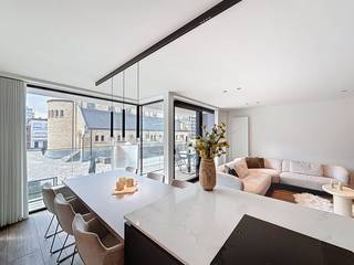 Dit exclusief afgewerkte en instapklare appartement werd ingericht met hoogwaardige materialen en oog voor detail. Gelegen op een toplocatie aan het Sint-Bernardusplein, vlak bij de Zeedijk van Nieuwpoort-Bad, geniet u van een prachtig zeezicht.<br />Het appartement omvat een inkomhal met aparte berging en gastentoilet, een badkamer met inloopdouche enkele wastafel en toilet, twee volwaardige slaapkamers. De lichtrijke woonkamer met open en volledig geïnstalleerde keuken geeft uit op het terras met zeezicht en een gunstige zuidwest oriëntatie. In de prijs is een privatieve kelderberging inbegrepen op niveau -1.<br />De residentie beschikt bovendien over een gemeenschappelijke fietsenberging. Daarnaast bestaat de mogelijkheid om een garagebox aan te kopen in het ondergrondse complex van Residentie Lectus 3, dat rechtstreeks verbonden is.