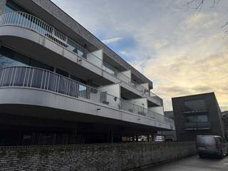 Dit appartement geniet van een uitstekende ligging op wandelafstand van de markt van Tielt, naast Delhaize. <br />Het pand is volledig instapklaar; geschilderd, armaturen,..... Alsook is het appartement uitgerust met een ondergrondse autostaanplaats en kelderberging. <br /><br />Het appartement omvat:<br />Inkomhal met inbouwkasten, leefruimte met open keuken, slaapkamer, badkamer, toilet, zuid-west gericht terras. <br />De ondergrondse berging en autostaanplaats zijn inbegrepen in de huurprijs.<br /><br />Enkele troeven: <br />- Instapklaar;<br />- Energiezuinig;<br />- Aangenaam terras;<br />- Grote ramen en hoge plafonds: zeer lichtrijk!<br /><br />Interesse in dit appartement? Maak uw 'Huurdersprofiel' aan voor uw bezoek!