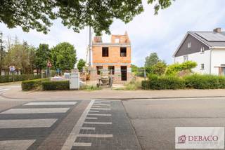 Casco-woning, goed gelegen op een hoekperceel.Bestaande uit een inkomhal, ruime woonkamer met open keuken en aparte wasplaats.Op de eerste verdieping...