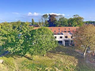 Nieuw woonproject Residentie Ter Durmen gelegen op de hoek van de Buntstraat en de Vrouwenstraat te Wondelgem. <strong>6% BTW mogelijk!</strong><br /><br />Deze BEN-appartementen worden gebouwd met zicht op de gemeenschappelijke tuin en bestaande boomgaard. Lift aanwezig!<br />Dit ruime twee slpks-appartement is met nr. 1.04 (94m²) gelegen op de eerste verdieping heeft een grote leefruimte met een open ingerichte eilandkeuken en ruim overdekt leefterras (16m²) met twee praktische buitenbergingen. Er zijn 2 slpks, apart toilet, nis voor vestiaire, berging, badkamer met inloopdouche en badmeubel met dubbele wastafel met spiegel met verlichting. Uiterst energiezuinig (E20!) app. dankzij pakket zonnepanelen (energiedelen), warmtepomp met vloerverwarming, regenwaterrecuperatie en ventilatiesysteem D.<br />Elk appartement wordt volledig afgewerkt aangeboden waarbij je zelf nog je eigen afwerking kan kiezen tot en met de laminaat in de slpks.<br />Ondergrondse autostaanplaats en berging voorzien, welke mee dienen aangekocht te worden. In de kelder is er een grote fietsenstalling en bovengronds is er een staanplaats voor bakfietsen voorzien.<br /><br />De werken zijn gestart.<br />Prijs excl. aankoopkosten en btw. 6% BTW mogelijk<br />Meer info via 09 280 60 60 of info@durabrik.be<br />Download de brochure via https://durabrik.immo/buntstraat <br />* Beelden en oppervlaktes zijn indicatief.