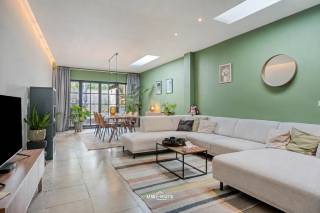 Deze charmante rijwoning ligt in het gezellige Bazel en biedt een perfecte combinatie van authenticiteit en comfort. Met een perceeloppervlakte van 137 m² geniet u hier van een mooie buitenruimte, ideaal voor ontspanning en gezellige momenten in de tuin.<br /><br />We betreden de woning via de aparte inkomhal, er is een ruime geïnstalleerde keuken met eetplaats aansluitend aan de open en lichtrijke leefruimte.<br /><br />Op de eerste verdieping vinden we een aparte wasruimte, een grote slaapkamer en de badkamer die is geïnstalleerd met douche, bad, toilet en dubbele lavabo. Op de tweede verdieping vinden we drie slaapkamers.<br /><br />Dit pand is een uitstekende keuze voor wie op zoek is naar een karaktervolle gezinswoning met voldoende ruimte zowel binnen als buiten.<br /><br />Hebt u interesse? Contacteer ons info@uw-huis.be