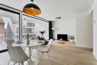 Instapklaar kwalitatief afgewerkt appartement (2021) met 2 slaapkamers en 2 terrassen te koop op de eerste verdieping in residentie Twins, gelegen in de Henri Lebbestraat in Waregem. <br /><br />INDELING<br /><br />Inkomhal, living, ruim terras, volledig ingerichte keuken met kwalitatieve toestellen, berging, toilet, slaapkamer 1, slaapkamer 2, badkamer met inloopdouche en dubbele lavabo, groot zonnig terras<br /><br />TROEVEN<br /><br />- mooie kwaliteitsvolle keuken<br />- slaapkamers achteraan bieden toegang tot een groot zonnig terras<br />- reeds geschilderd<br />- verlichting inbegrepen<br />- ondergrondse berging + fietsenhaak aanwezig<br /><br />Mogelijkheid aankoop ondergrondse garagebox: prijs 33.500 €<br /><br />Deze eigendom wordt verkocht onder registratierechten.<br /><br />Wenst u meer informatie of een afspraak? Aarzel niet om contact op te nemen: 056 605 605.<br /><br />Bestuursmaatregelen in het maatregelenregister: in aanvraag