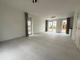 Deze energiezuinige nieuwbouwwoning maakt deel uit van woonproject ’t Park, een groene kindvriendelijke verkaveling vlakbij het station van Tielt. Hier heb je een ideale balans tussen rust, natuur en een vlotte bereikbaarheid.<br /><br />Indeling van het pand: <br />Inkomhal met gastentoilet en toegang tot de leefruimte, open keuken met berging, ruime tuin met terras, nachthal, drie slaapkamers, twee badkamers (zowel bad als douche), toilet, afgewerkte zolder met vaste trap. <br /><br />Verder beschikt de woning over een carport en een ruim tuinhuis.<br />De woning is onmiddellijk beschikbaar en volledig instapklaar (geschilderd, gordijnen, verlichting,...). <br /><br />’t Park is een rustige, kindvriendelijke omgeving met veel groen, terwijl het station op wandelafstand ligt en woon-werkverkeer eenvoudig maakt.<br /><br />Interesse? Contacteer ons voor uw persoonlijk bezoek!