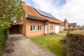 Deze woning is gunstig gelegen in een rustige straat te Beerse, is praktische ingedeeld en biedt veel ruimte, zowel binnen als buiten, met...