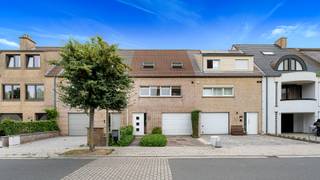 In een rustige doodlopende straat, vlak bij Duinenwater, bevindt zich deze uitstekend onderhouden woning met drie slaapkamers, een garage en een stadstuin. De woning is gelegen in een residentiële en aangename buurt met uitsluitend plaatselijk verkeer, wat garant staat voor een rustige en veilige woonomgeving. Voor de woning is er parkeergelegenheid. Hier geniet u van alle rust, terwijl de Zeedijk, het strand en het bruisende commerciële centrum van Knokke zich op slechts enkele minuten fietsen bevinden. Deze woning combineert een serene ligging met een uitstekende bereikbaarheid en vormt zo de ideale uitvalsbasis voor zowel permanente bewoning als een tweede verblijf.<br /><br />Indeling:<br />inkomhal, garage, polyvalante tuinkamer (bureau, slaapkamer, hobbyruimte), met toegang tot leuke stadstuin met terrassen. <br />Overloop met toilet, lichtrijke leefruimte met toegang tot terras, uitgeruste keuken, berging.<br />Nachthall, badkamer, twee slaapkamers (mogelijks drie) zolder.<br />Parking voor de deur.<br /><br />Bezoeken? Graag na afspraak met Avantimmo op het nummer 050 62 50 55