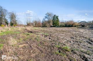 Deze rustig gelegen bouwgrond met een straatbreedte van 34m, ligt op het einde van een doodlopende straat in een residentiële wijk vlakbij het...