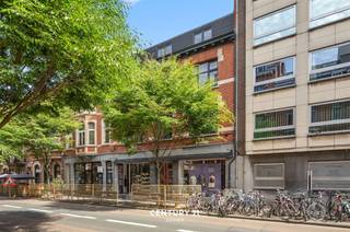 <p><strong>Running a Business in the Heart of Leuven</strong></p><p>Want to run a trendy retail store in the heart of Leuven? Enjoy large windows, high foot traffic, an attractive storefront, and natural light. This retail space has been transformed into a beautiful clothing store and is currently looking for a new owner. In addition to the ground-floor retail space, there is also an adjoining basement, perfect for storage.</p><p>Would you like more information, floor plans, or to schedule a site visit? Contact Jacky: 0495 53 46 49.</p><p>EPC; energy label C - UC 2566681</p>