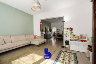 Ontdek deze prachtig gerenoveerde en volledig instapklare woning in de Leeuwerikenstraat 129 (Stene).<br /><br />Gelegen op een toplocatie vlak bij het strand, het centrum, parken en mooie wandelpaden, geniet je hier dagelijks van rust én bereikbaarheid. Deze woning bevindt zich in een aangename, residentiële buurt waar het heerlijk wonen is.<br /><br />De huidige eigenaars hebben de woning met oog voor detail en duurzaamheid volledig vernieuwd. Denk aan een moderne, volledig uitgeruste keuken, een stijlvolle badkamer, vernieuwde elektriciteit en leidingen en slaapkamers die van casco opnieuw zijn opgebouwd. Hier werd nergens ingeboet op kwaliteit, enkel het beste was goed genoeg.<br /><br />Binnenkomen doe je in een uitnodigende inkomhal die leidt naar een uitzonderlijk ruime en lichtrijke leefruimte met aansluitende open keuken. Van hieruit hebben we de perfecte aansluiting naar de tuin. <br /><br />Op de eerste verdieping bevinden zich drie volwaardige slaapkamers.<br />Via een vaste trap bereik je de zolderverdieping, waar een bijzonder ruime vierde slaapkamer met extra bergruimte werd ingericht, ideaal als master bedroom, hobbyruimte of thuiskantoor.<br /><br />Ook op vlak van energie en toekomstgericht wonen zit je hier goed: de woning is uitstekend geïsoleerd en voldoet aan de hedendaagse comfortnormen.<br />Indeling:Gelijkvloers: inkomhal, ruime leefruimte, keuken, berging, badkamer, tuin. Eerste verdieping: drie slaapkamers. Tweede verdieping: zeer ruime vierde slaapkamer met extra opbergruimte. <br /><br />Troeven:
<ul>
	<li>Overvloedige natuurlijke lichtinval</li>
	<li>Grondig en recent gerenoveerd</li>
	<li>Onderhoudsvriendelijk terras/tuin</li>
	<li>Vier volwaardige slaapkamers</li>
	<li>Energiezuinig (EPC B)</li>
	<li>Conforme elektrische installatie</li>
	<li>Asbestvrij</li>
</ul>
<br />Een woning waar je zonder zorgen kan intrekken en meteen kan genieten. Ideaal voor wie op zoek is naar ruimte, kwaliteit en een uitstekende ligging.