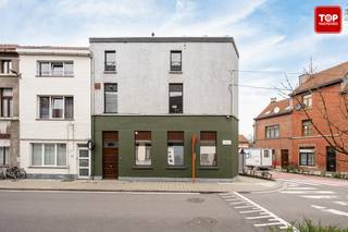 Deze karaktervolle hoekwoning bevindt zich in de gezellige Spitaalpoortstraat, vlakbij station Dampoort. Werkelijk een toplocatie, strategisch...