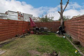 <p><span>Ter Heydelaan 198 (glv) - Deurne</span></p><p><span> </span></p><p><span>Instapklaar appartement (80 m²) met 2 slaapkamers, garage en zuid-georiënteerde tuin (45 m²) in Deurne.</span></p><p><span> </span></p><p><span>Dit appartement in de Ter Heydelaan combineert centrale bereikbaarheid met een groene omgeving. Je woont op een boogscheut van de Bisschoppenhoflaan, met winkels, voorzieningen en de snelweg vlakbij. Bovendien liggen de Bremweide en het Bisschoppenhofpark op wandelafstand.</span></p><p><span> </span></p><p><span>Dit appartement bevindt zich op de benedenverdieping van een kleinschalig gebouw van 3 hoog, waarvan het dak in 2015 geïsoleerd werd en in 2023 voorzien van 11 zonnepanelen. Ook de achtergevel kreeg in 2021 een isolatielaag. De vaste kosten bedragen slechts €50/maand en omvatten water en blokpolis. De verwarming is individueel op gas. Binnenin werd het appartement in 2021 grotendeels vernieuwd met PVC-ramen, een nieuwe verwarmingsketel, en een opgefriste keuken en badkamer.</span></p><p><span>Je komt binnen in de woonkamer (21 m²) met aansluitende eetkamer (10 m²) en keuken (9 m²), uitgerust met de nodige basisvoorzieningen en plaats voor een was- en droogmachine. Vanuit de eetkamer bereik je de badkamer (3 m²) met inloopdouche, lavabomeubel, toilet en handdoekdroger. De twee slaapkamers (10 m² en 15 m²) bevinden zich vooraan.</span></p><p><span>Tot slot beschik je nog over een privatieve kelderberging én een garage met ruimte voor twee wagens, voorzien van een oprit en elektrische poort. Bewoonbare opp. 80 m² ref.: bruto vloeropp. EPC-certificaat Voor meer info of een gratis schatting surf naar </span><span><span>www.hansimmo.be</span></span></p><p><span> </span></p>