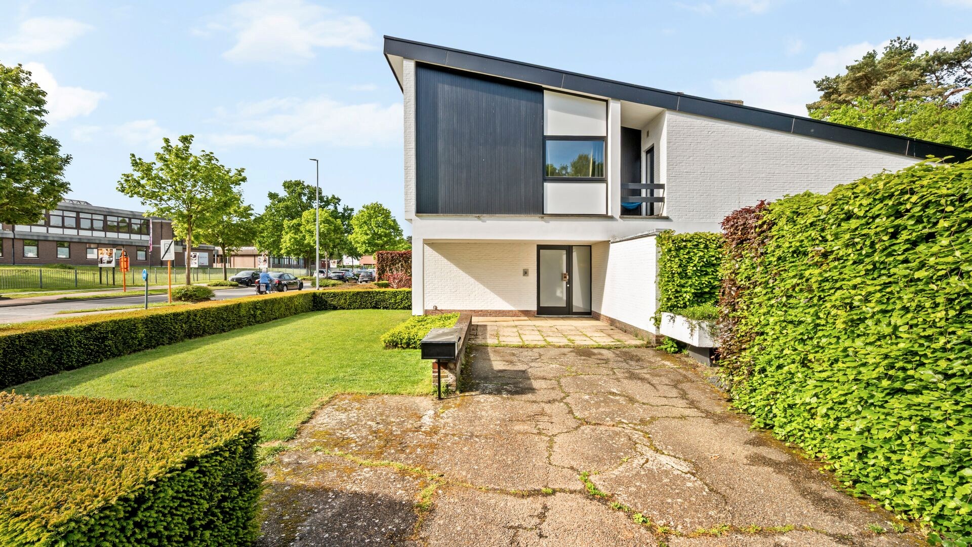 Architectonische gerenoveerde klassieker van  de hand van Architect Louis Ghysebrechts te Genk. - foto 5