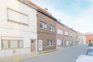 Welkom in de Bullenstraat, waar we deze centraal gelegen gezinswoning terugvinden. De woning vormt een interessante basis voor wie op zoek is naar een betaalbare woning in het centrum van Deinze en deze graag verder naar eigen smaak wil opfrissen.<br /><br />Bij binnenkomst kom je terecht in de inkomhal, die toegang geeft tot de ruime woonkamer. Aansluitend bevindt zich de keuken, die recent werd gerenoveerd. Ook de badkamer bevindt zich op het gelijkvloers en werd recent vernieuwd. Achteraan is er nog een klein, zonnig terras/koer waar je in alle rust van de buitenlucht kunt genieten.<br /><br />Op de eerste verdieping bevinden zich twee ruime slaapkamers. De tweede verdieping (vaste trap) beschikt over een derde slaapkamer/zolderruimte die dankzij de beschikbare oppervlakte mogelijkheden biedt om verder in te delen en eventueel twee kamers te creëren.<br /><br />Een woning met een praktische indeling, een centrale ligging en nog verschillende mogelijkheden om verder naar eigen smaak af te werken.<br /><br />Interesse in deze woning? Neem gerust contact met ons op voor meer informatie of om een bezoek in te plannen via emre@devastgoedlink.be of 0456 65 05 26.